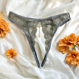String gris avec bijou couleur aléatoire et chaîne dorée - PA05MGREY String gris avec bijou couleur aléatoire et chaîne dorée - PA05MGREY